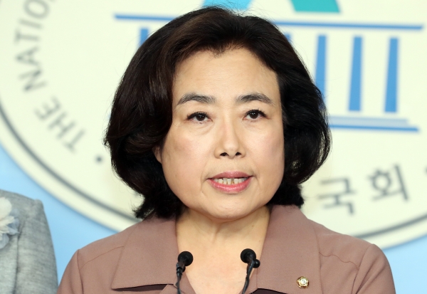 자유한국당 박순자 의원이 25일 서울 여의도 국회 정론관에서 국토교통위원장 관련 기자회견을 하면서 징계의 부당함을 말하고 있다.