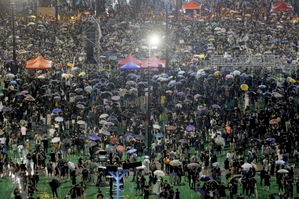 18일 홍콩 빅토리아 공원에 시민들이 모여들고 있다. 폭우 속에서도 시민들은 차분하게 우산을 들고 시위를 이어갔다. 【홍콩=AP/뉴시스】