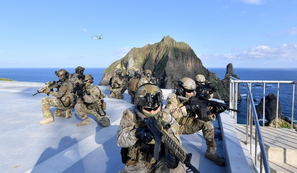 우리 군(軍)은 독도를 비롯한 동해 영토 수호 의지를 더욱 공고히 하기 위해 25~26일 동해 영토수호훈련을 실시한다. 사진은 25일 오전 해군 특전요원(UDT)들이 독도에 전개해 사주경계를 하고 있는 모습. 해군 제공 /뉴시스