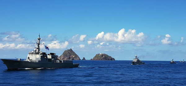 사상 최초로 '동해 영토수호훈련'에 참가한 세종대왕함(DDG, 7,600톤급)이 독도 앞을 항해하는 모습. 해군 제공/뉴시스