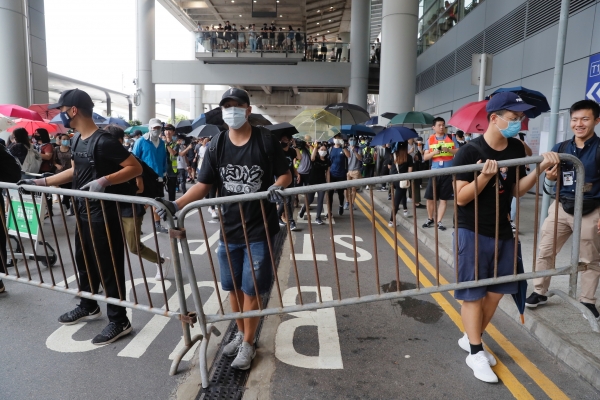1일 홍콩 국제공항 밖에서 '범죄인 인도 법안'(송환법) 개정 반대 시위대가 바리케이드를 치며 시위 준비를 하고있다. 시위대와 경찰이 전날 저녁 곳곳에서 충돌한 이후 시위는 계속되고 있다. 홍콩=AP/뉴시스