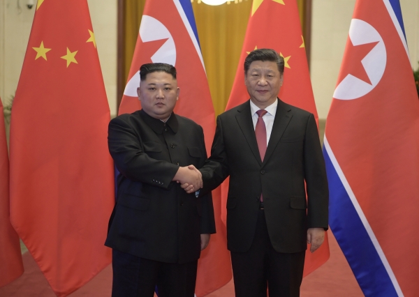 김정은(왼쪽) 북한 국무위원장이 중국을 방문한 지난 1월 8일(현지시간) 베이징 인민대회당에서 시진핑 국가주석과의 회담에 앞서 악수하며 포즈를 취하고 있다. 베이징=AP/뉴시스