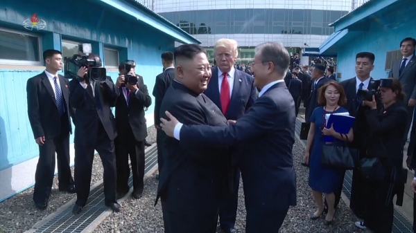 문재인 대통령과 김정은 국무위원장이 지난 7월 1일 경기도 파주 판문점에서 만나 포옹하고 있다. 도널드 트럼프 미국 대통령이 이 장면을 지켜보고 있다. 사진=조선중앙TV 캡처 /뉴시스