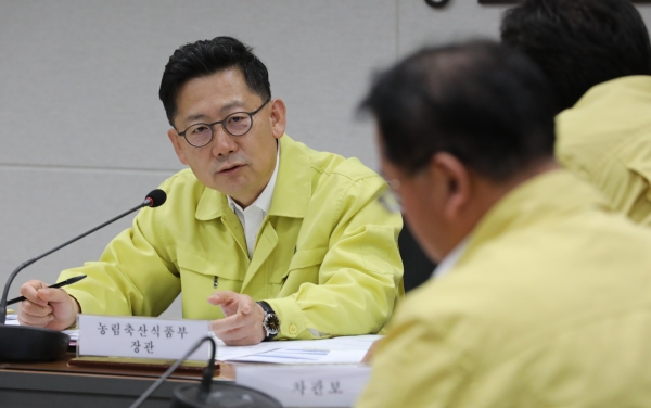 김현수 농림축산식품부 장관이 22일 돼지열병 대책회의를 주재하고 있다. /뉴시스