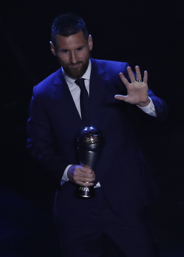 24일(한국시간) FIFA ‘올해의 선수’에 선정된 리오넬 메시. 밀라노=AP/뉴시스