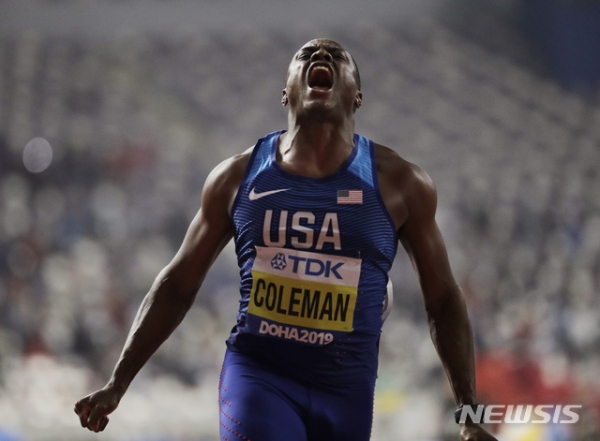 크리스티안 콜먼(미국)이 28일(현지시간) 카타르 도하 칼리파 스타디움에서 열린 2019 도하 세계육상선수권대회 남자 100m 결선에서 9초76을 기록, 금메달을 목에 건 뒤 포효하고 있다. 도하=AP/뉴시스