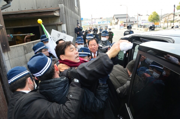 최재익 독도수호전국연대 대표(가운데)가 지난 2월 22일 '다케시마의 날' 폐기를 촉구하는 항의를 펼치기 위해 시마네 현청으로 향하던 중 일본 경찰에 저지 당하고 있다. 사진 출처:독도수호전국연대/뉴시스