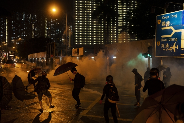 홍콩 반정부시위대와 경찰간 충돌이 6일에도 지속됐다. 【홍콩=AP/뉴시스】