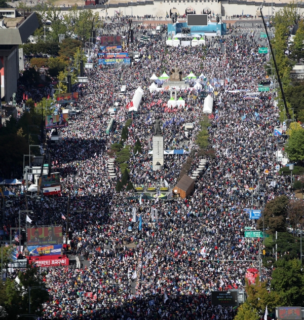 한글날인 9일 오후 서울 종로구 광화문광장·세종대로 일대에서 보수성향 시민들이 집회를 열고 조국 법무부장관의 사퇴 촉구 및 정권을 규탄하고 있다./뉴시스