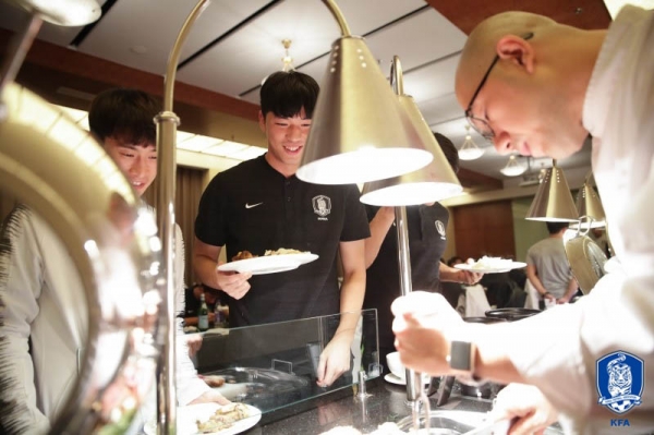카타르월드컵 예선 북한과의 경기를 앞둔 대한민국 축구 대표팀 선수들이 13일 중국 베이징 숙소에 도착해 저녁식사를 하고 있다. (사진=대한축구협회 제공)