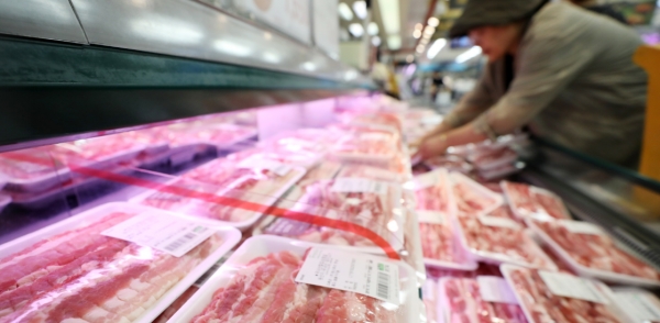 돼지고기 가격이 소비심리 위축과 유통물량 증가 영향으로 떨어지고 있는 가운데 서울 한 대형마트에서 시민들이 돼지고기를 살펴보고 있다. /뉴시스