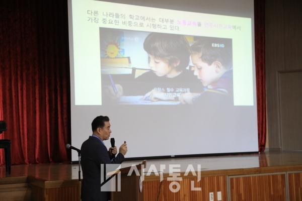 예산여고가 지난 18일 강당에서 하종강 성공회대 교수 특강을 진행했다.