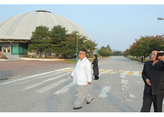 김정은 북한 국무위원장이 금강산관광지구 중심지에 있는 원형극장 앞을 지나고 있다. 출처=노동신문/뉴시스
