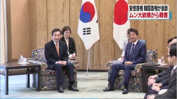 이낙연 국무총리와 아베 신조 일본 총리가 24일 도쿄 총리관저에서 회담하고 있다. 사진출처=NHK 영상 캡처/뉴시스