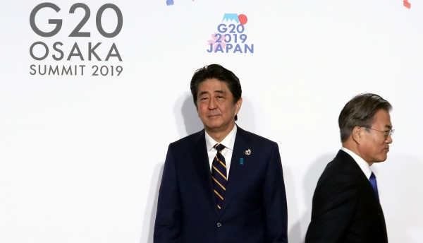 문재인 대통령이 지난6월28일 오전 인텍스 오사카에서 열린 G20 정상회의 공식환영식에서 의장국인 일본 아베 신조 총리와 악수한 뒤 행사장으로 향하고 있다. /오사카(일본)=뉴시스