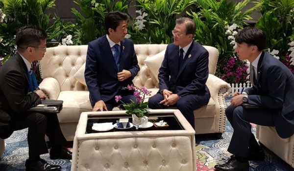 문재인 대통령과 아베 신조 일본 총리가 4일 오전(현지시간) 방콕 임팩트포럼에서 열린 아세안+3 정상회의에 참석하기 전 환담을 갖고 있다. 사진=청와대 제공/뉴시스