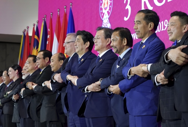 문재인 대통령이 4일 태국 방콕의 임팩트 포럼에서 열린 역내포괄적경제동반자협정(RCEP) 정상회의에 참석해 아베 신조 일본 총리 및 각 국 정상들과 기념촬영을 하고 있다. 방콕(태국)=뉴시스