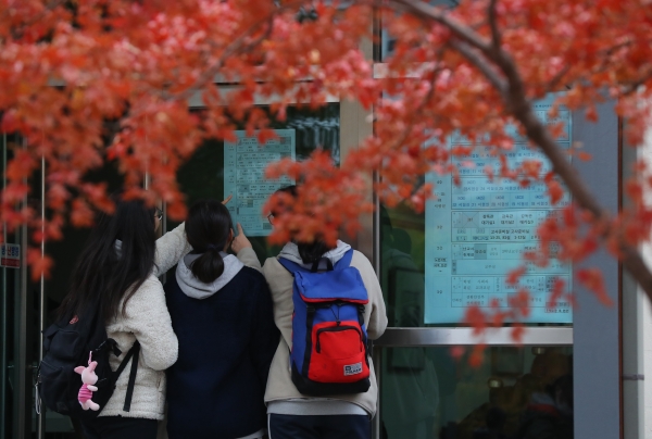 2020학년도 대학수학능력시험 예비소집일인 13일 서울 중구 이화여자고등학교에서 고3 수험생들이 시험장 배치도를 확인하고 있다. /뉴시스