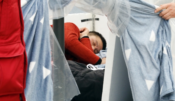 황교안 자유한국당 대표가 24일 오전 서울 종로구 청와대 사랑채 앞 천막에 누워 있다./뉴시스