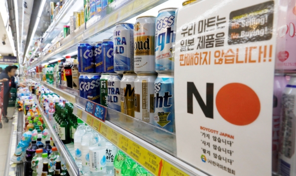 일본 주류를 판매하지 않는다는 문구가 게시된 서울 시내 한 마트 주류코너 모습. /뉴시스
