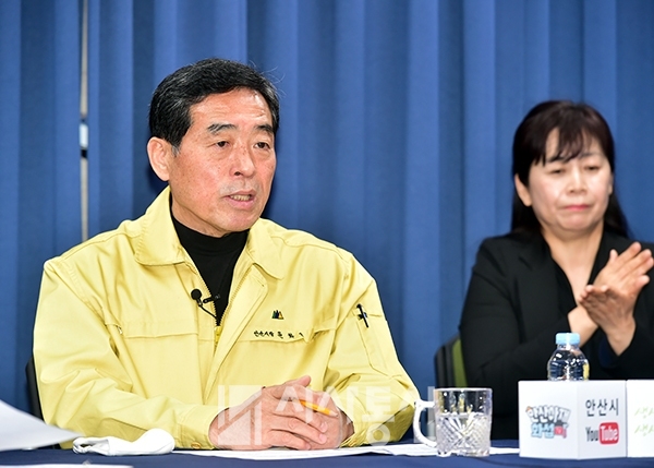 윤화섭 안산시장이 2일 온라인 기자회견에서 코로나19 극복을 위한 안산형 민생경제 활성화 종합지원 계획을 발표하고 있다.