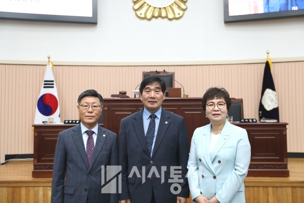 ▲ 좌축부터 박석윤 운영위원장, 김형수 의장, 임연옥 부의장