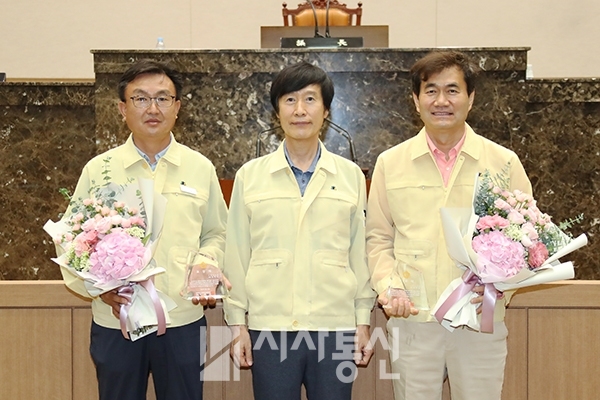 왼쪽부터 김하식 의원, 홍헌표 의장, 김학원 의원