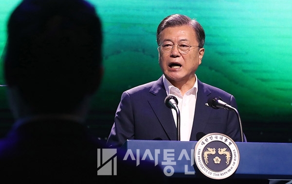 문재인 대통령이 24일 오후 경기 김포시 민간 온라인 공연장인 캠프원에서 열린 디지털뉴딜문화콘텐츠산업 전략보고회에 참석해 연설을 하고 있다.