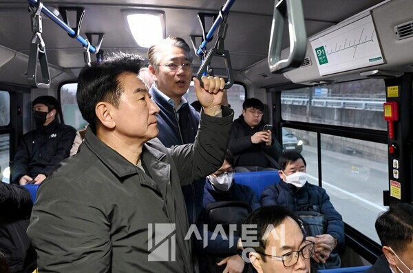 3월 5일 김동근 시장이 57-1번 시내버스에 탑승해 노선도를 확인하고 있다.