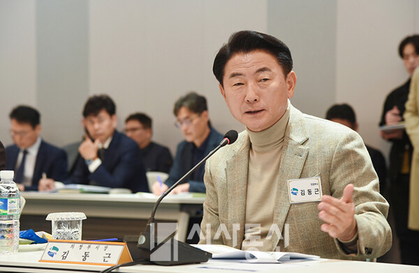 김동근 시장이 3월 26일 의왕시 포일어울림센터에서 열린 ‘2024년 제1회 과밀억제권역 자치단체 공동대응협의회’ 정기회의에서 의견을 제시했다.